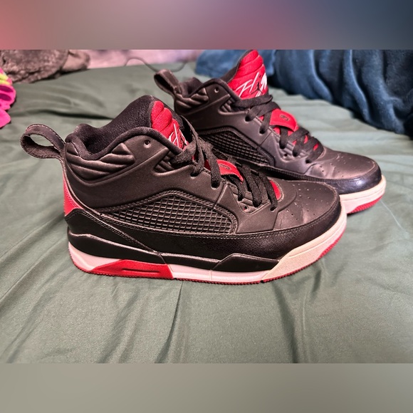 Jordan Flight 9’s (youth) - Picture 3 of 4